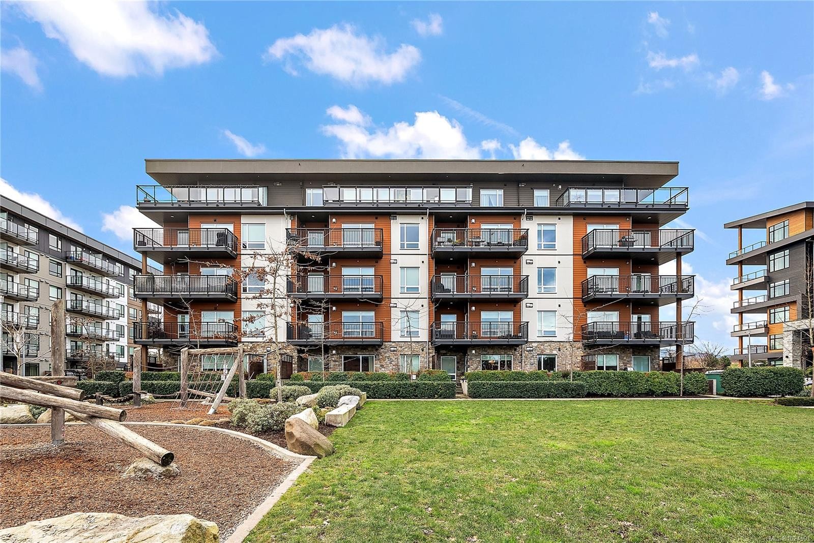 402-2500 Hackett Cres, Central Saanich, BC - Outdoor With Facade