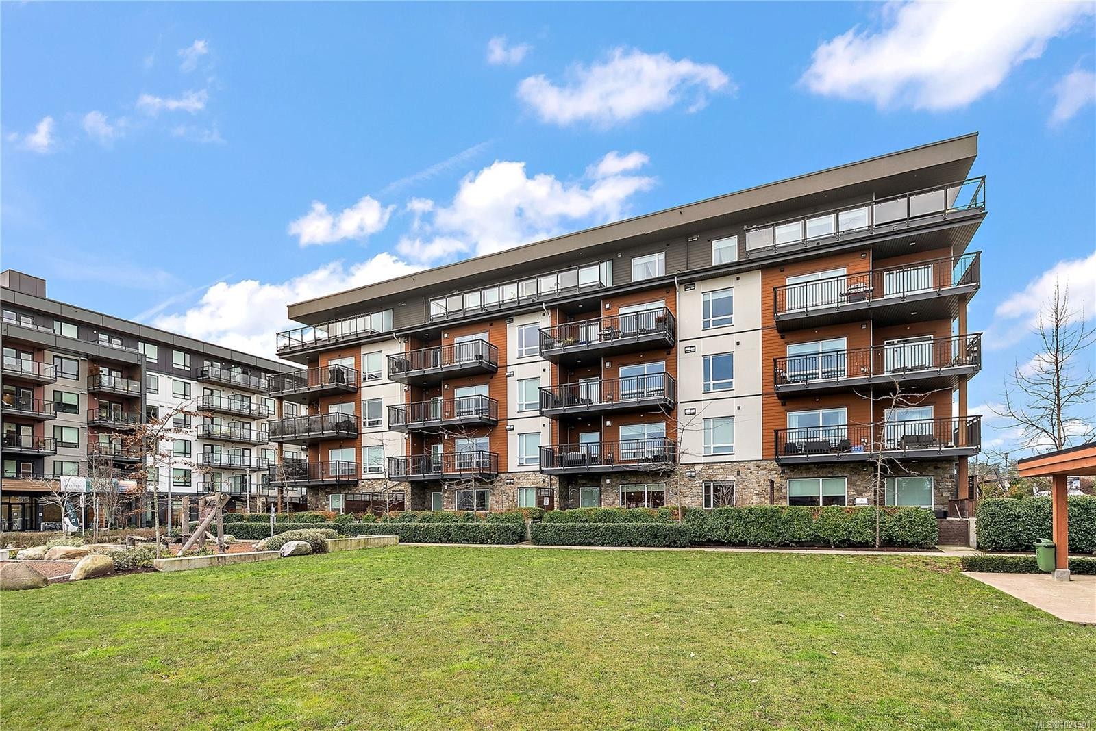 402-2500 Hackett Cres, Central Saanich, BC - Outdoor With Facade