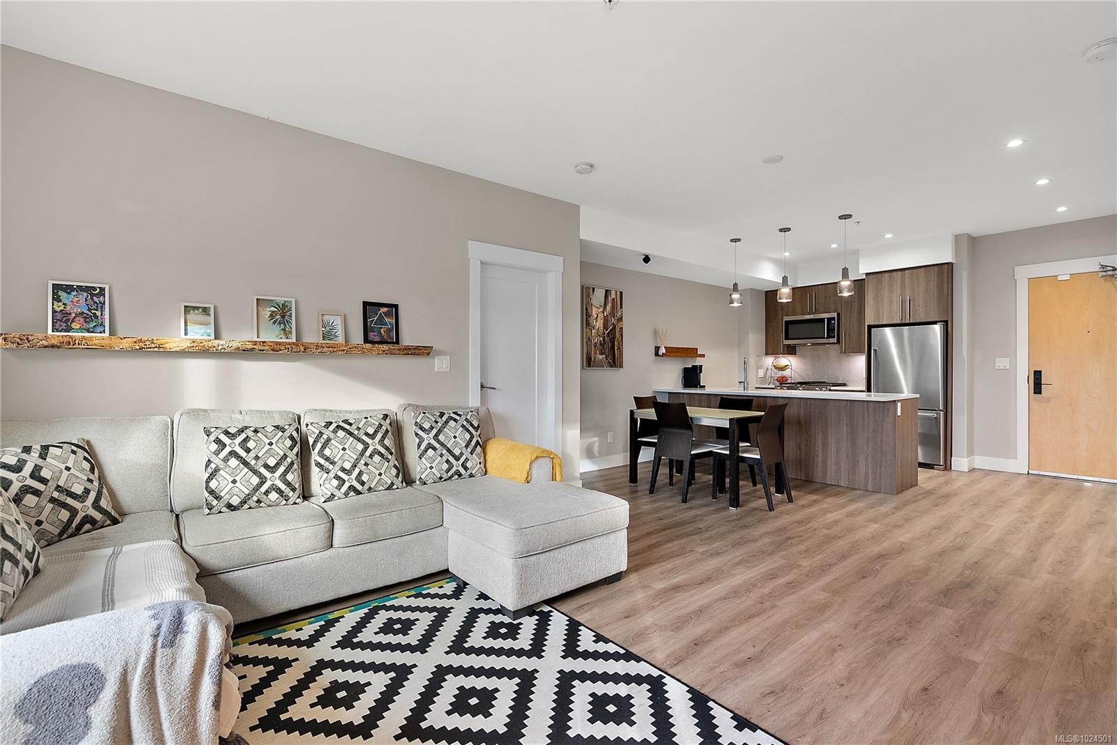 402-2500 Hackett Cres, Central Saanich, BC - Indoor Photo Showing Living Room
