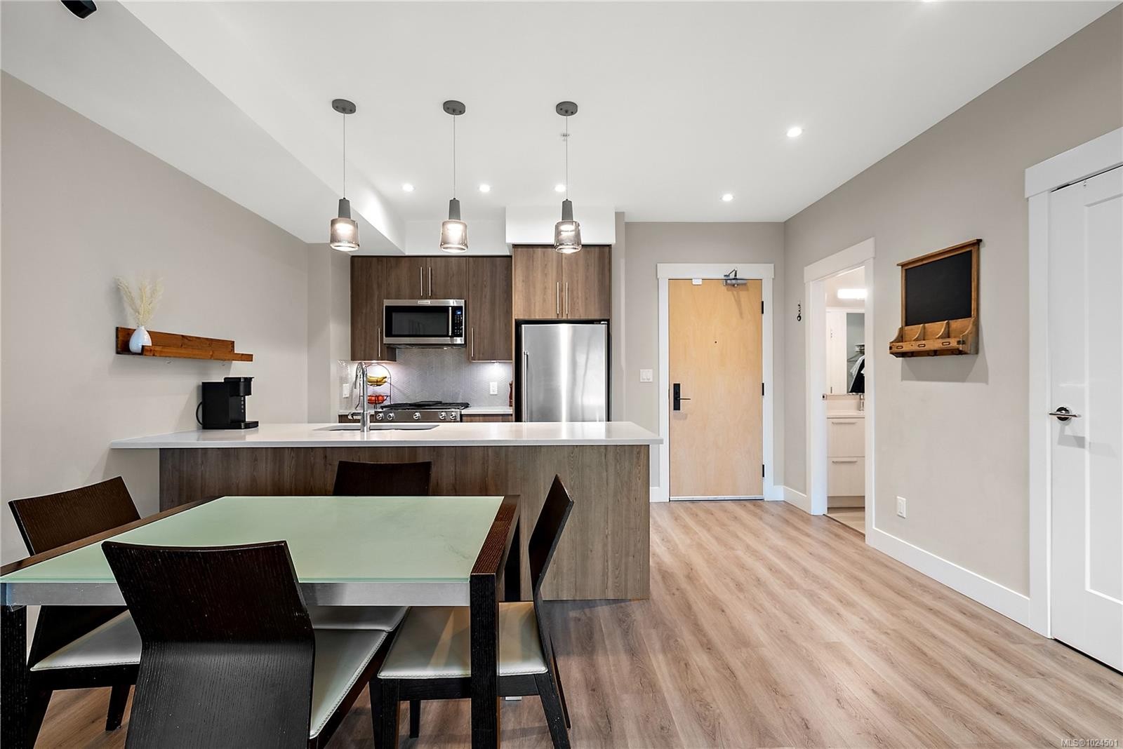 402-2500 Hackett Cres, Central Saanich, BC - Indoor