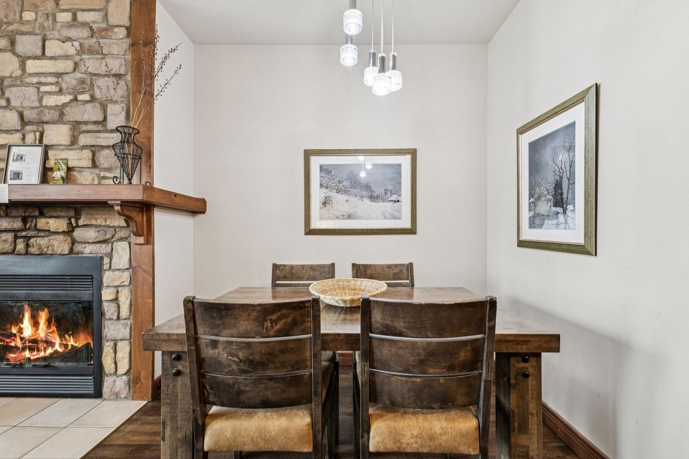 Salle à manger - 7-175 Rue Du Mont-Plaisant, Mont-Tremblant, QC - Indoor Photo Showing Dining Room With Fireplace