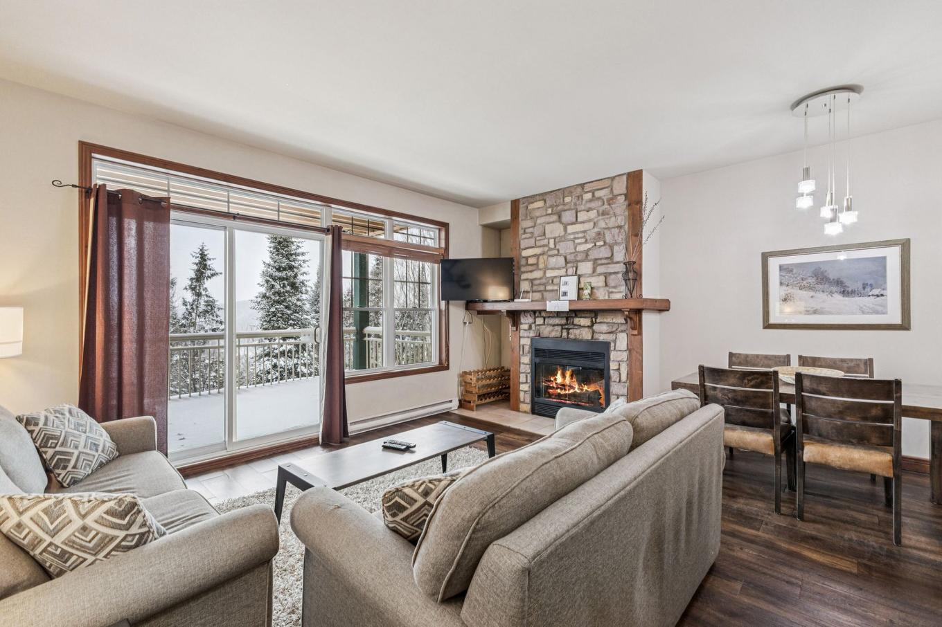 Salon - 7-175 Rue Du Mont-Plaisant, Mont-Tremblant, QC - Indoor Photo Showing Living Room With Fireplace
