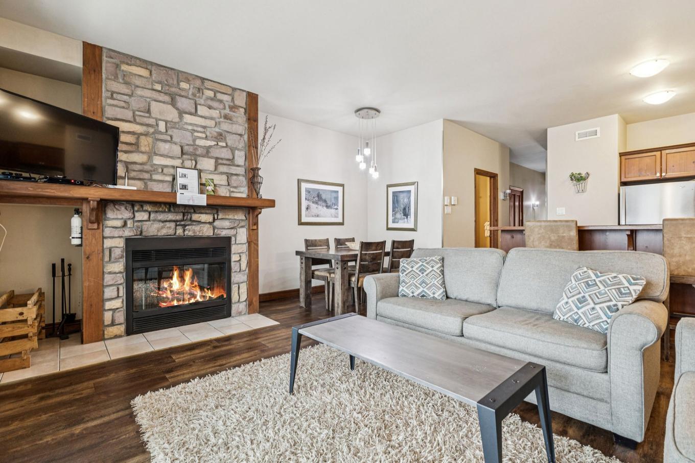 Salon - 7-175 Rue Du Mont-Plaisant, Mont-Tremblant, QC - Indoor Photo Showing Living Room With Fireplace