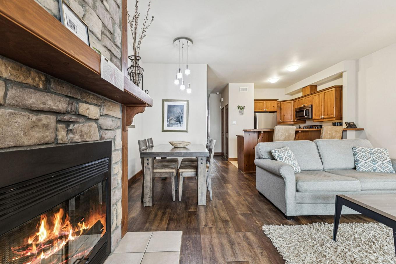 Salon - 7-175 Rue Du Mont-Plaisant, Mont-Tremblant, QC - Indoor Photo Showing Living Room With Fireplace