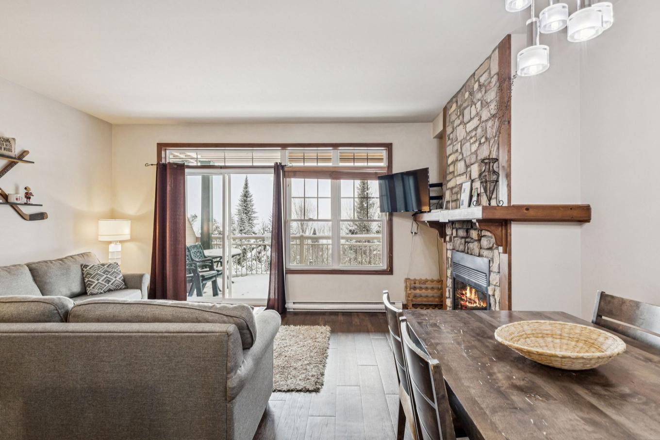 Salon - 7-175 Rue Du Mont-Plaisant, Mont-Tremblant, QC - Indoor Photo Showing Living Room With Fireplace