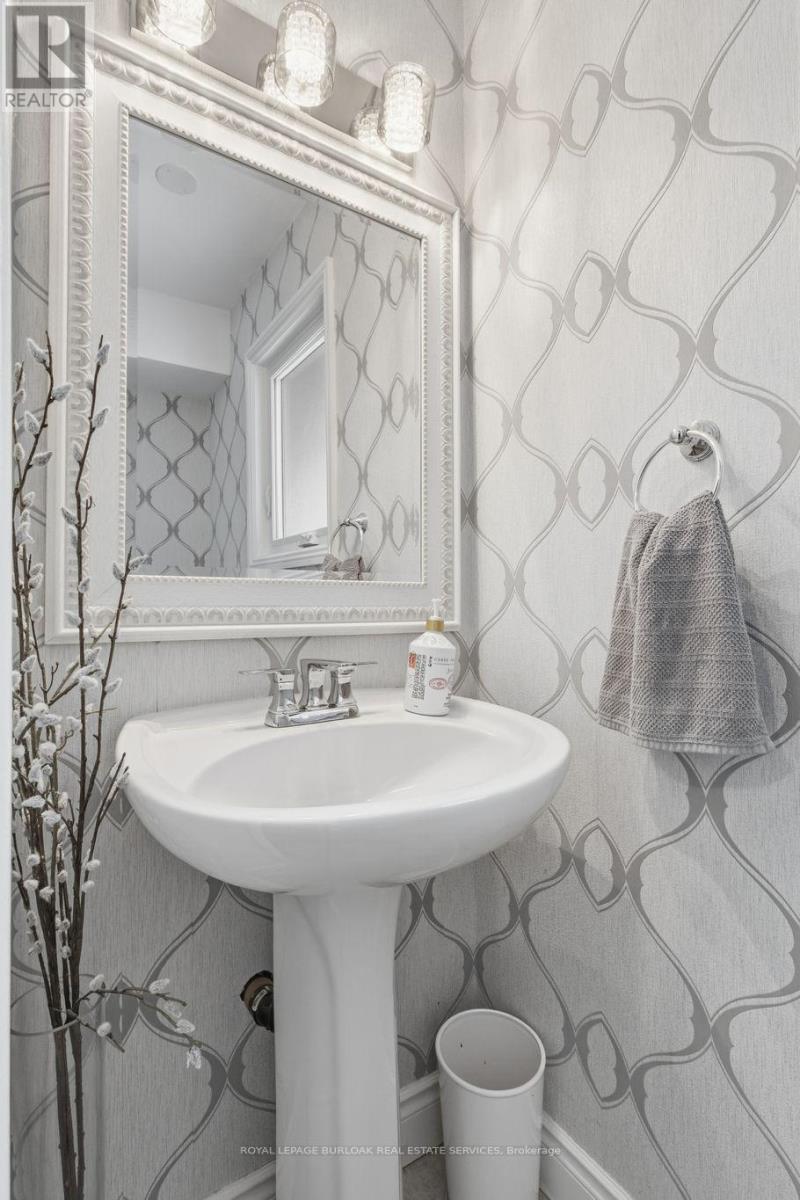 946 Nora Drive, Burlington, ON - Indoor Photo Showing Bathroom