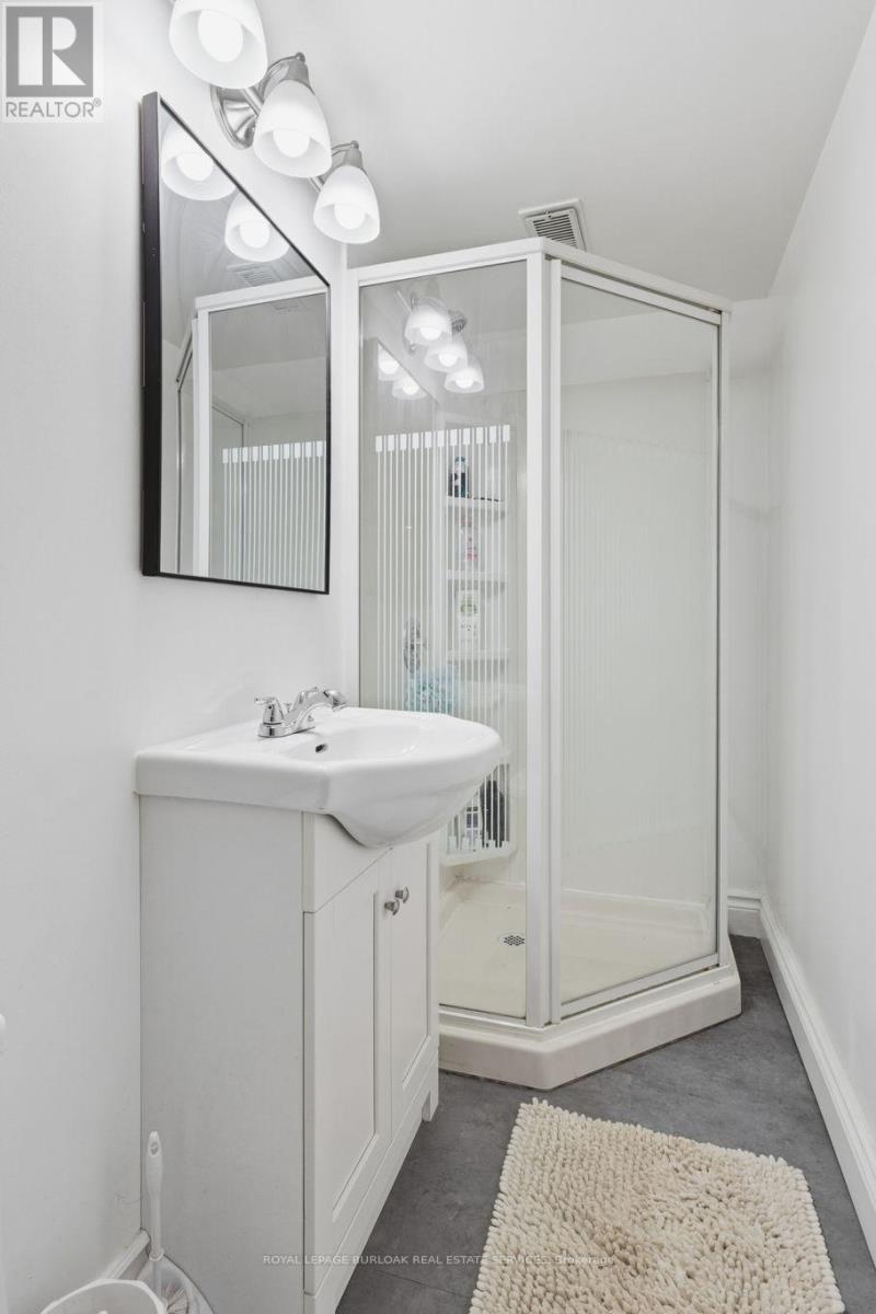 946 Nora Drive, Burlington, ON - Indoor Photo Showing Bathroom