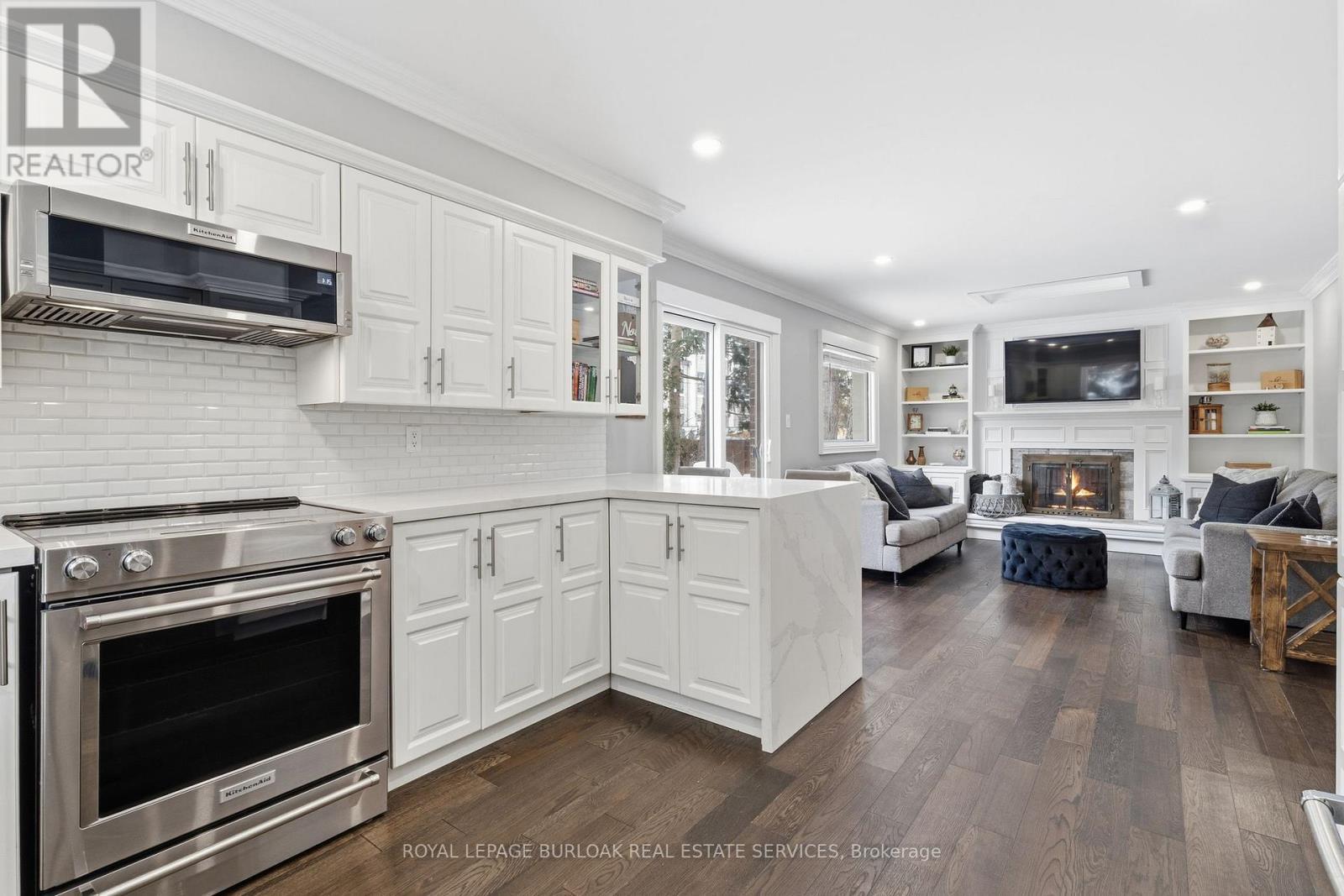 946 Nora Drive, Burlington, ON - Indoor With Fireplace