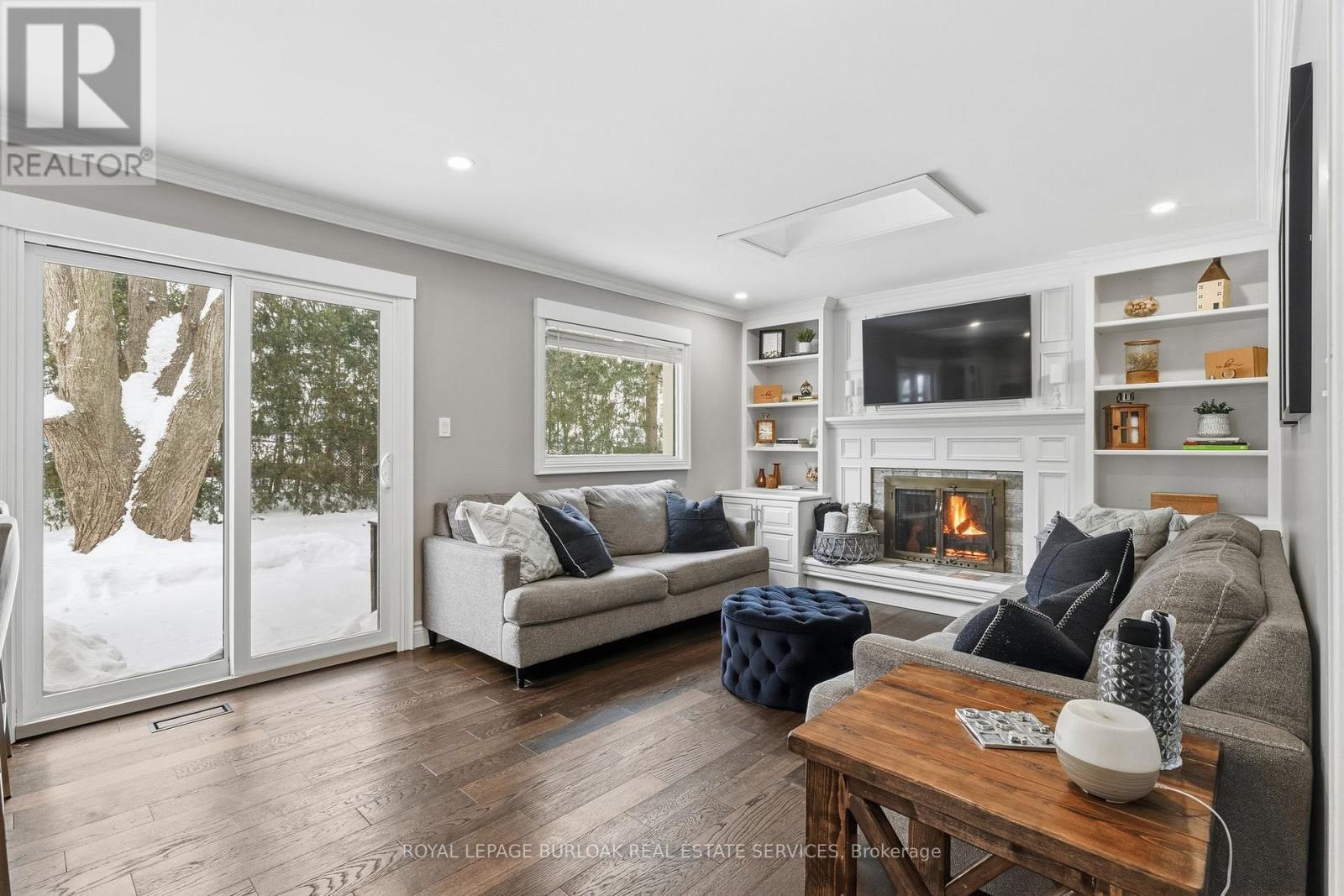 946 Nora Drive, Burlington, ON - Indoor Photo Showing Living Room With Fireplace