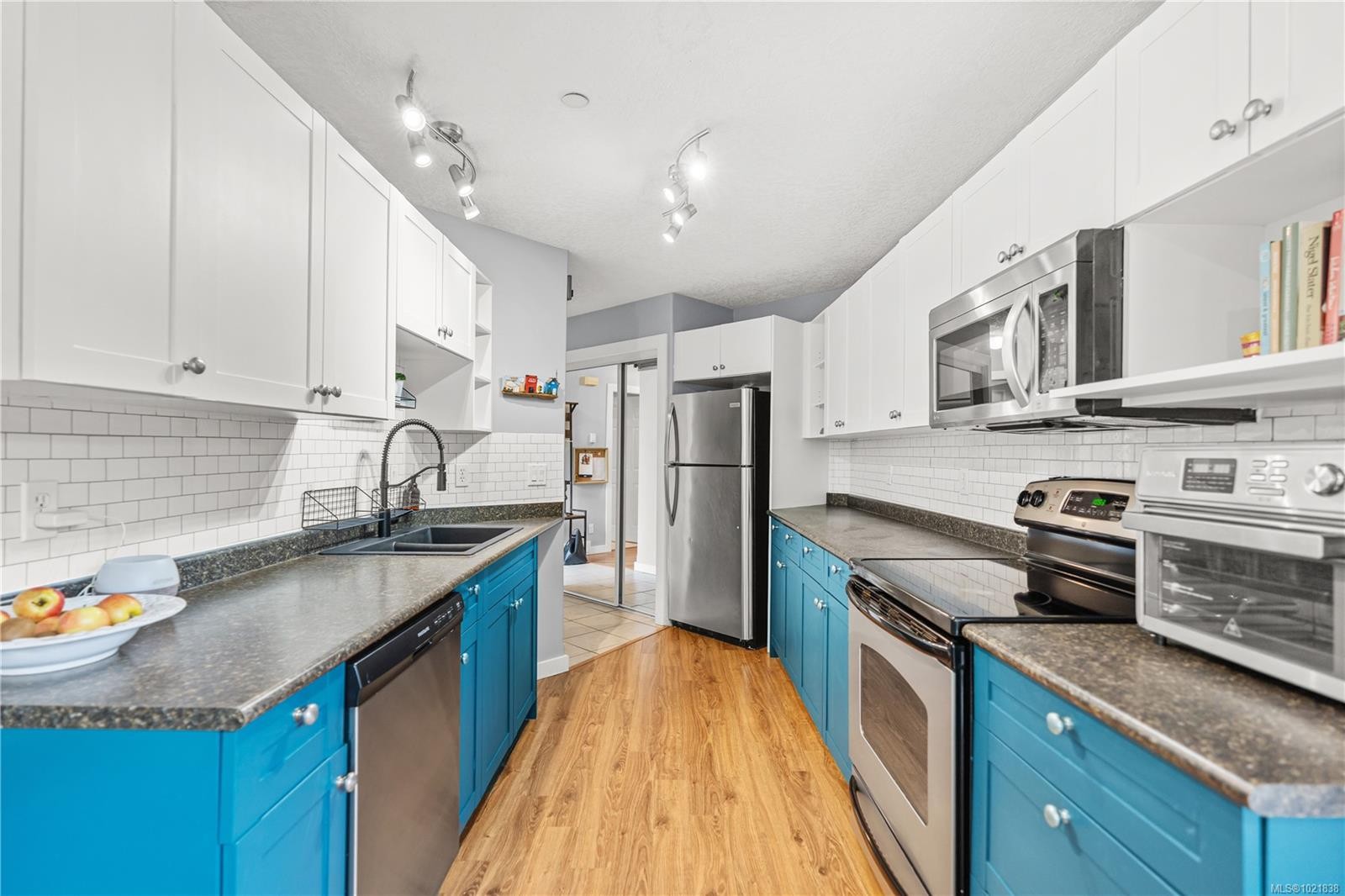 201-908 Brock Ave, Langford, BC - Indoor Photo Showing Kitchen With Double Sink With Upgraded Kitchen