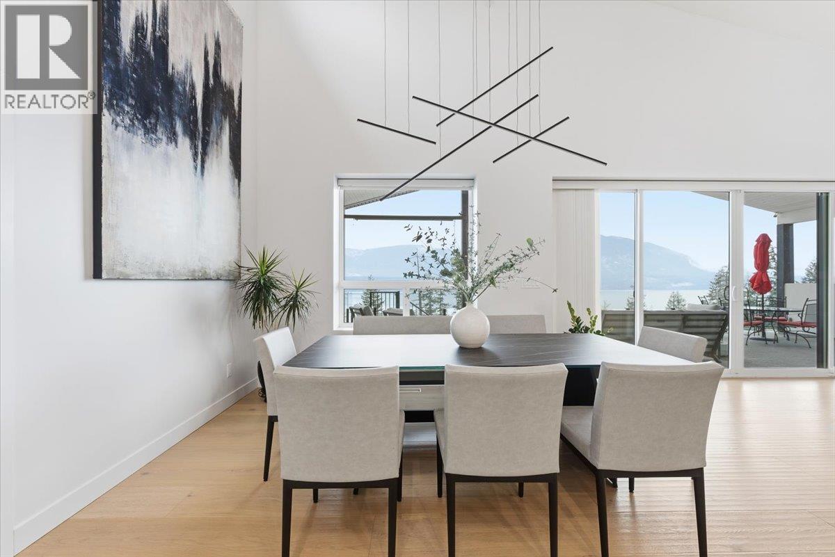3410 Lakeshore Road Ne, Salmon Arm, BC - Indoor Photo Showing Dining Room