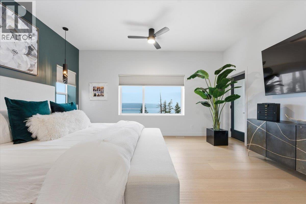 3410 Lakeshore Road Ne, Salmon Arm, BC - Indoor Photo Showing Bedroom