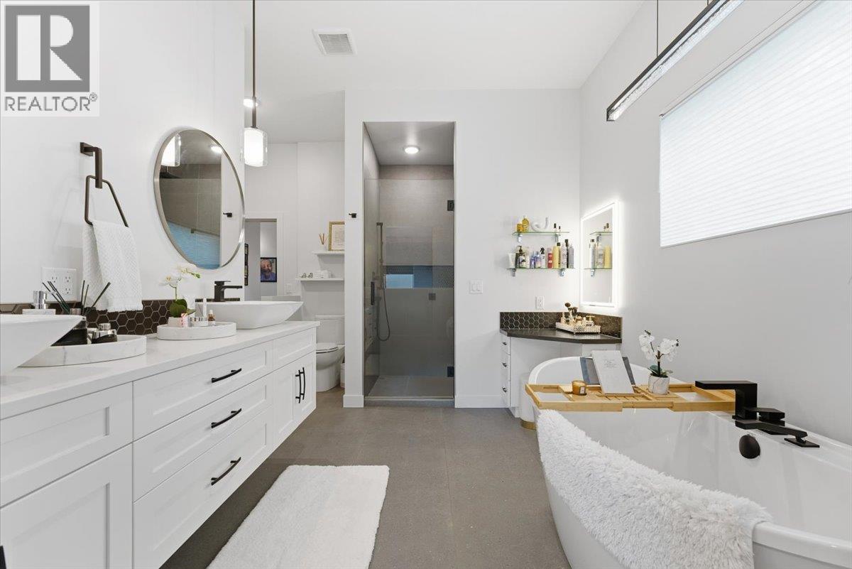 3410 Lakeshore Road Ne, Salmon Arm, BC - Indoor Photo Showing Bathroom