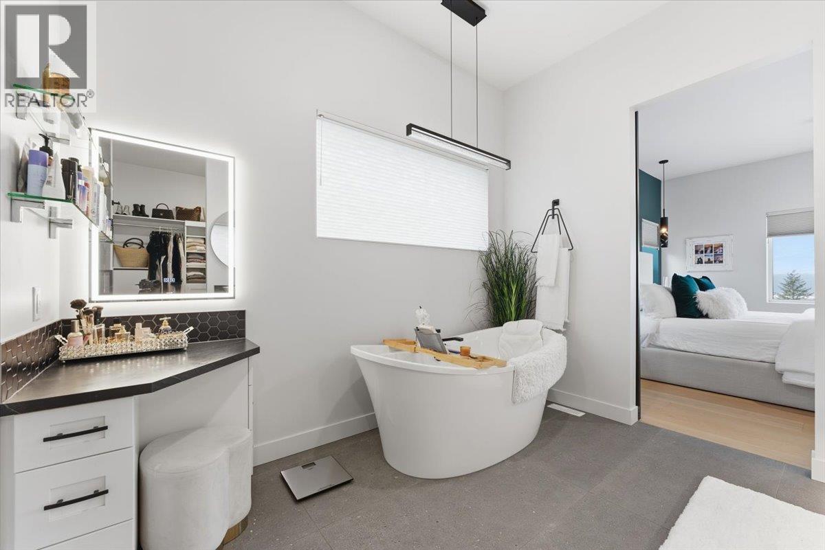 3410 Lakeshore Road Ne, Salmon Arm, BC - Indoor