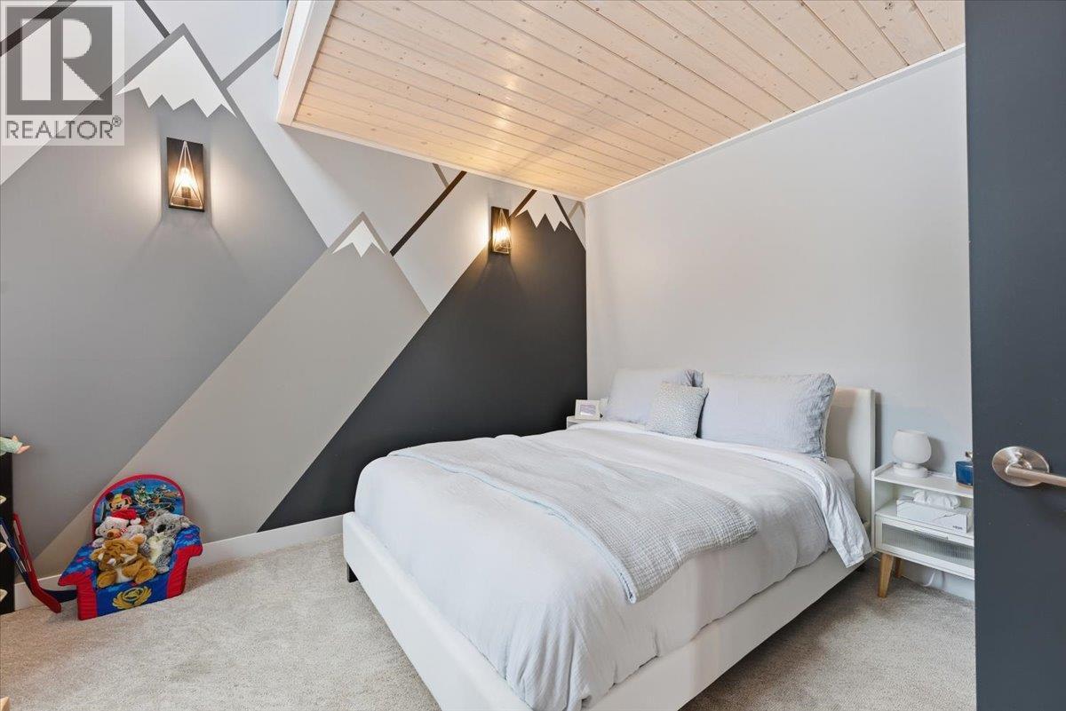 3410 Lakeshore Road Ne, Salmon Arm, BC - Indoor Photo Showing Bedroom