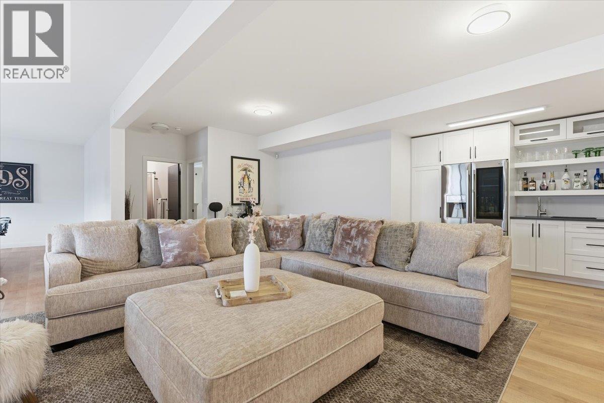 3410 Lakeshore Road Ne, Salmon Arm, BC - Indoor Photo Showing Living Room