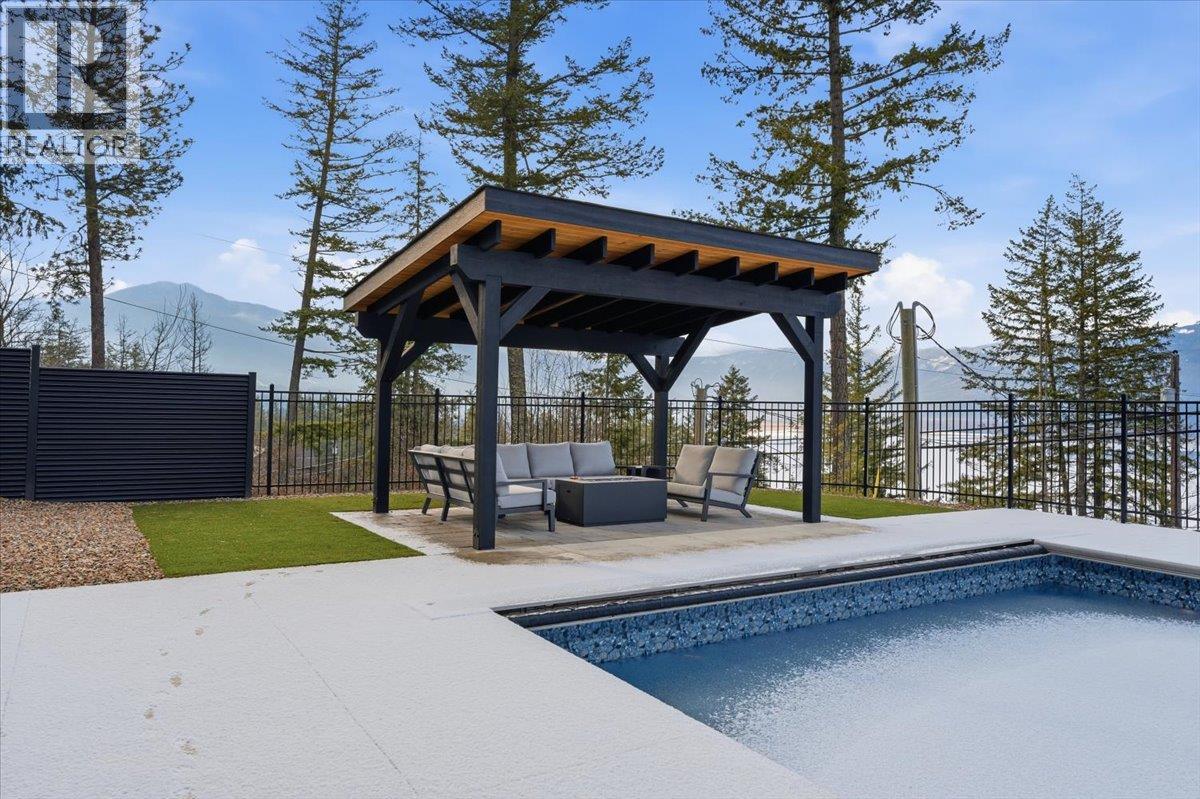 3410 Lakeshore Road Ne, Salmon Arm, BC - Outdoor