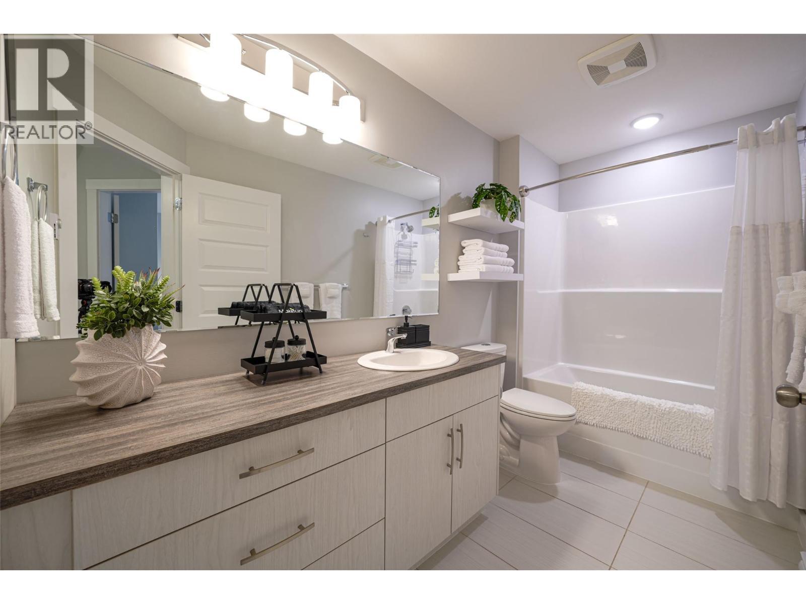 Suite - 3410 Lakeshore Road Ne, Salmon Arm, BC - Indoor Photo Showing Bathroom
