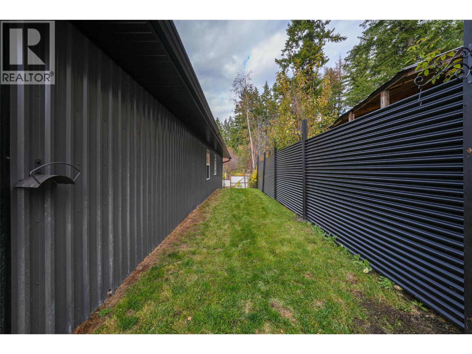 Suite Fenced yard - 3410 Lakeshore Road Ne, Salmon Arm, BC - Outdoor