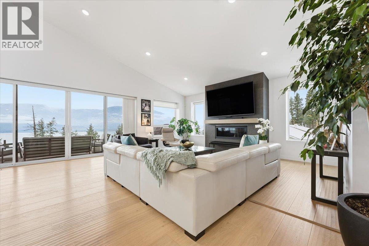 3410 Lakeshore Road Ne, Salmon Arm, BC - Indoor Photo Showing Living Room With Fireplace