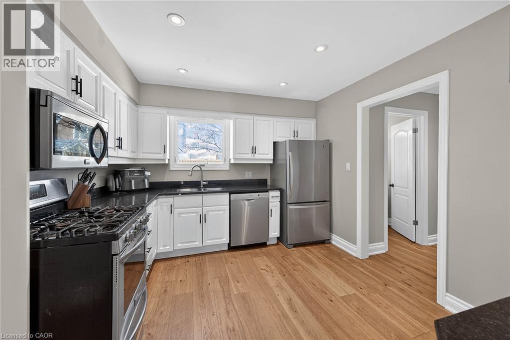 28 Buchanan Drive, Caledonia, ON - Indoor Photo Showing Kitchen