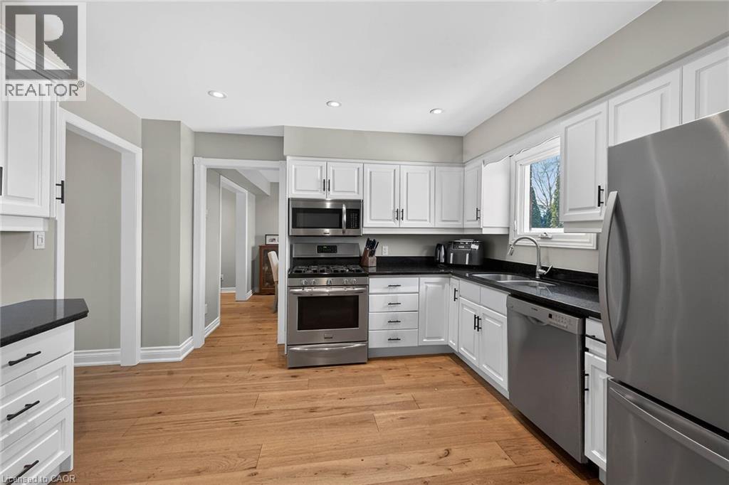 28 Buchanan Drive, Caledonia, ON - Indoor Photo Showing Kitchen