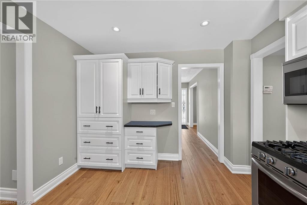 28 Buchanan Drive, Caledonia, ON - Indoor Photo Showing Kitchen