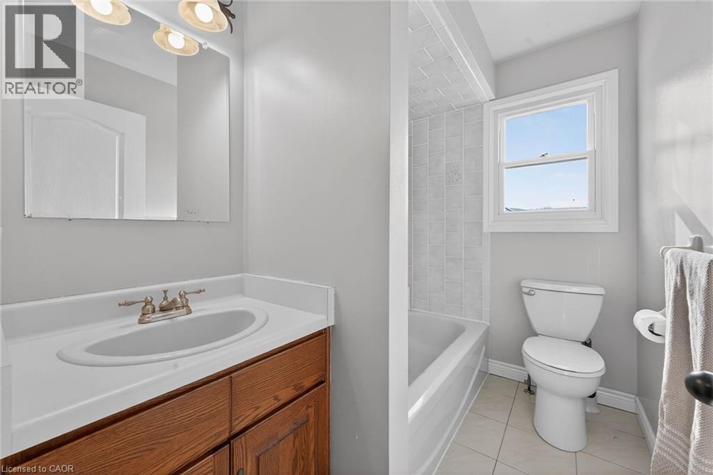 28 Buchanan Drive, Caledonia, ON - Indoor Photo Showing Bathroom