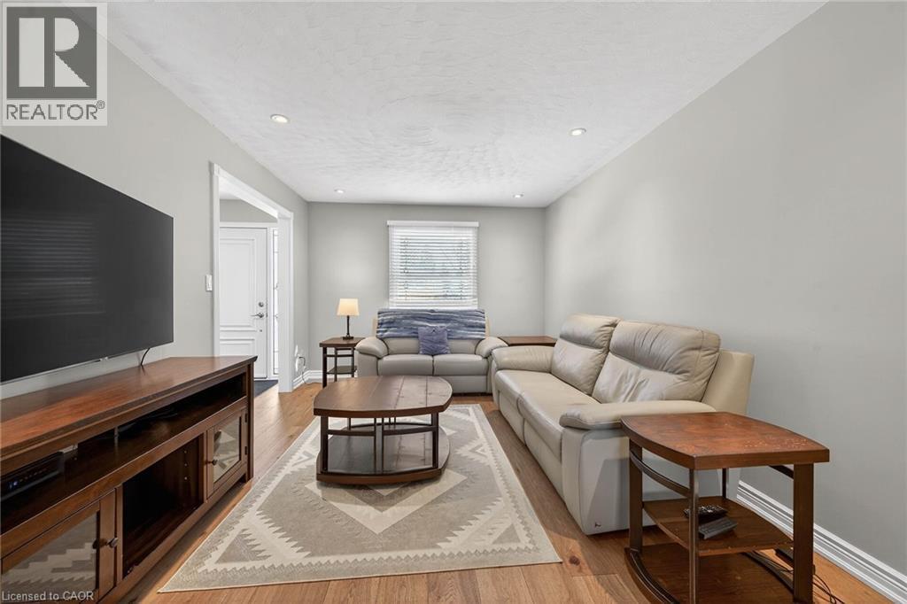 28 Buchanan Drive, Caledonia, ON - Indoor Photo Showing Living Room