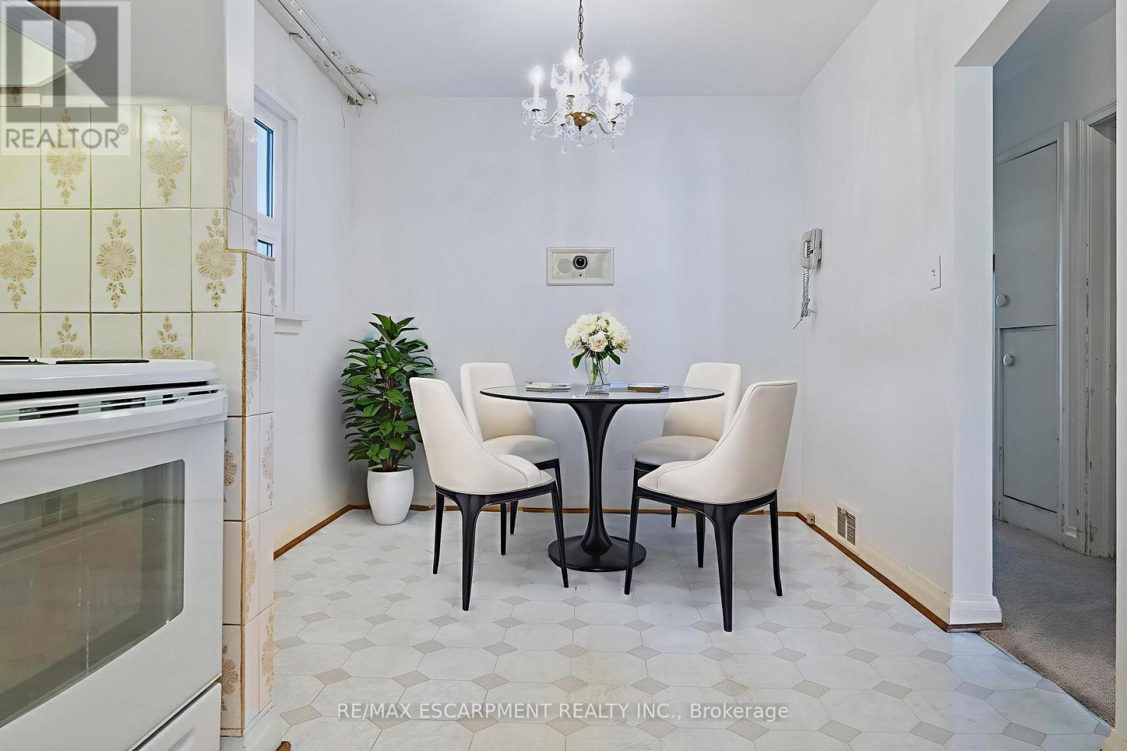 Virtually staged - 2510 Donnavale Drive, Mississauga, ON - Indoor Photo Showing Dining Room