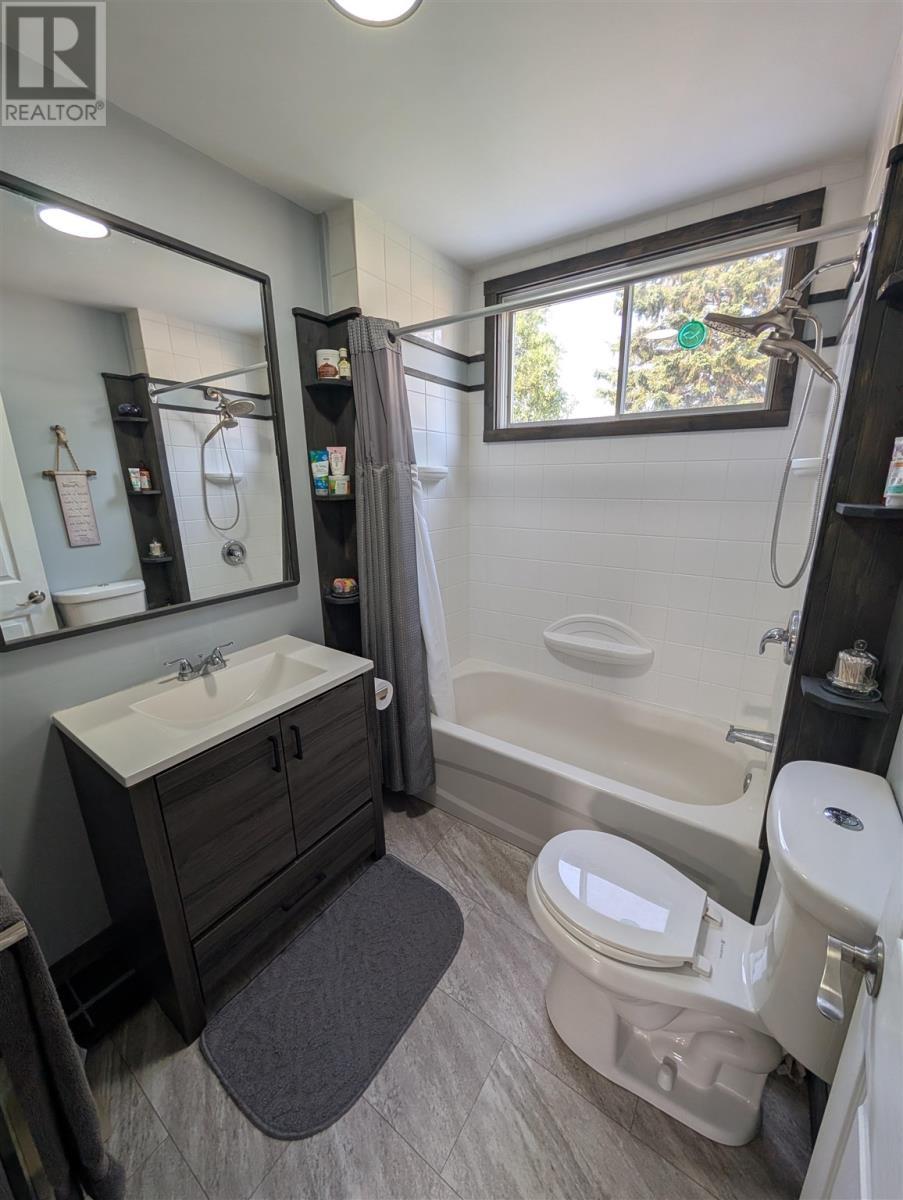 20 Second Ave, Wawa, ON - Indoor Photo Showing Bathroom