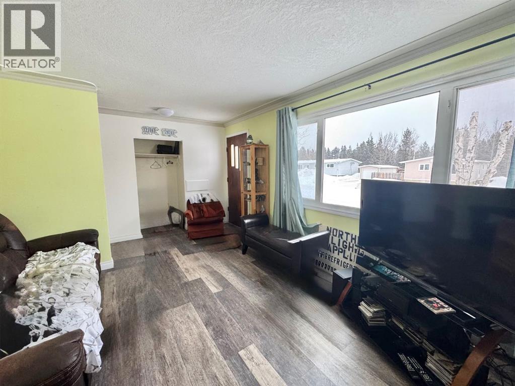 5428 Moosehorn Avenue, Swan Hills, AB - Indoor Photo Showing Living Room