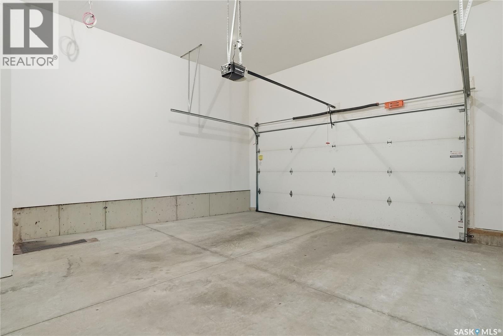 32 115 Meadows Boulevard, Saskatoon, SK - Indoor Photo Showing Garage
