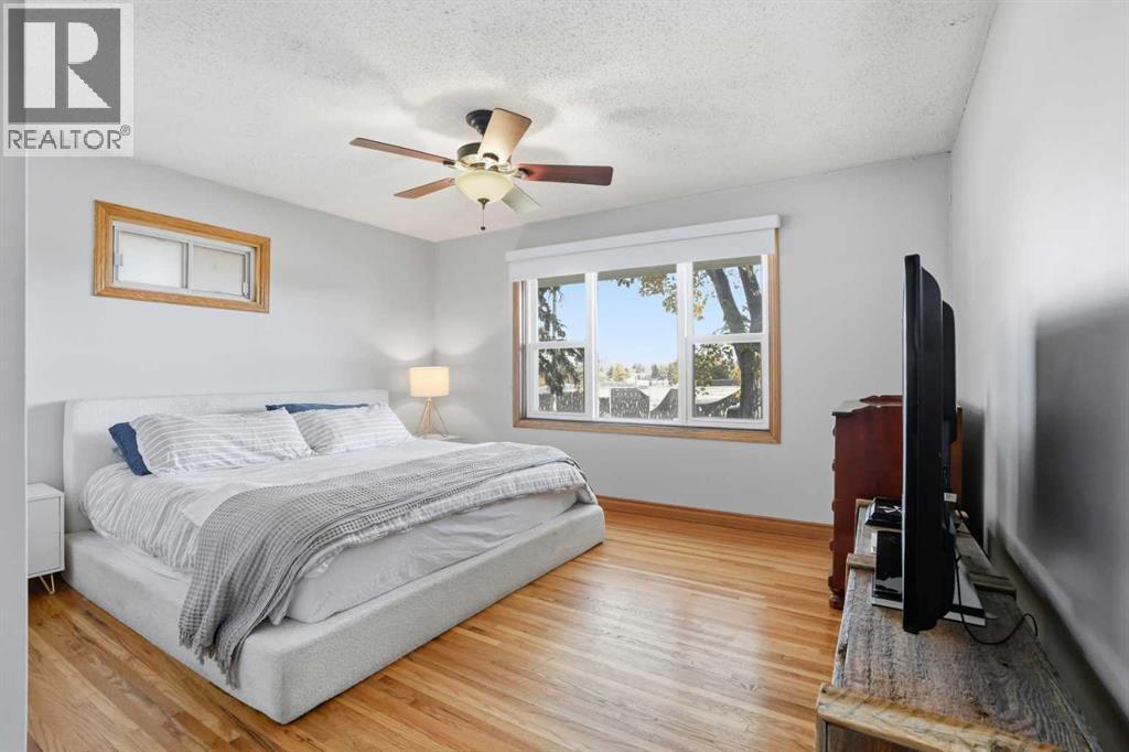 3003 25 Street Sw, Calgary, AB - Indoor Photo Showing Bedroom