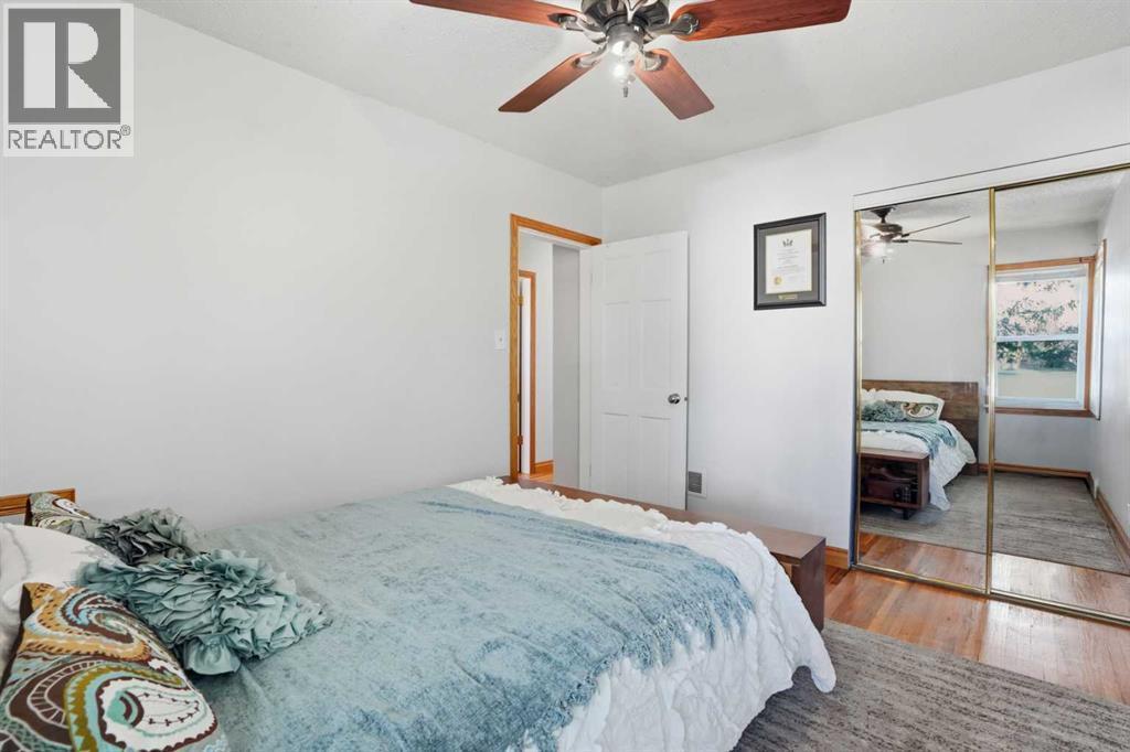 3003 25 Street Sw, Calgary, AB - Indoor Photo Showing Bedroom