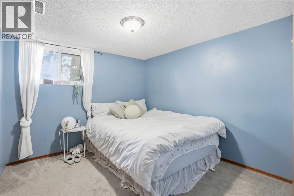 3003 25 Street Sw, Calgary, AB - Indoor Photo Showing Bedroom