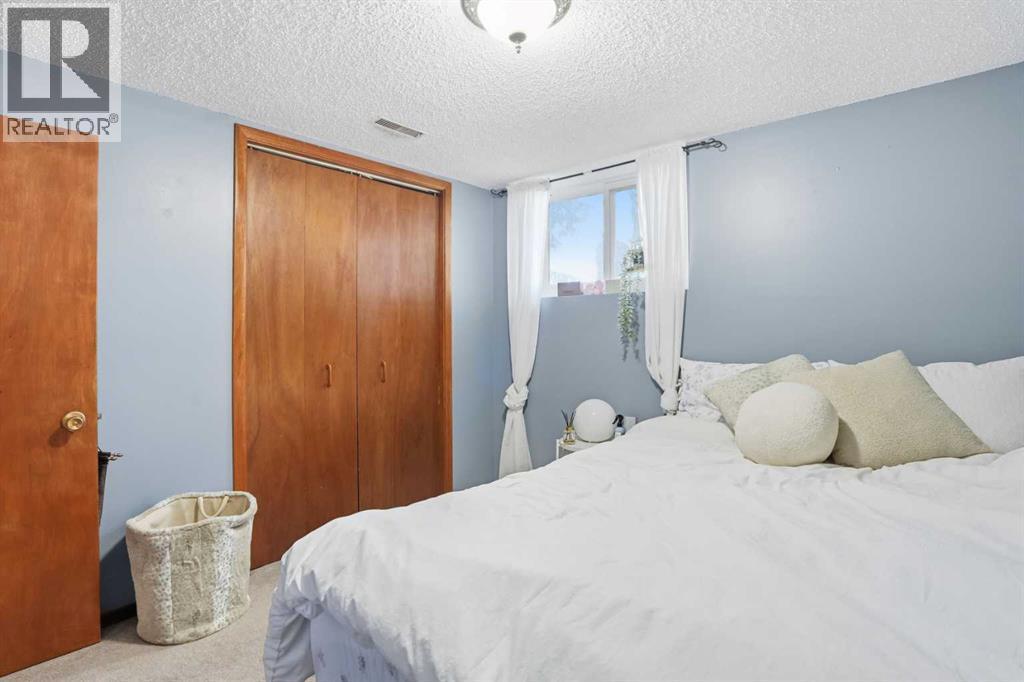 3003 25 Street Sw, Calgary, AB - Indoor Photo Showing Bedroom