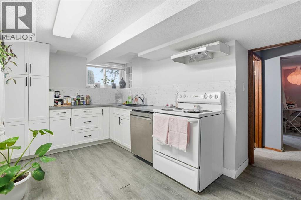 3003 25 Street Sw, Calgary, AB - Indoor Photo Showing Kitchen