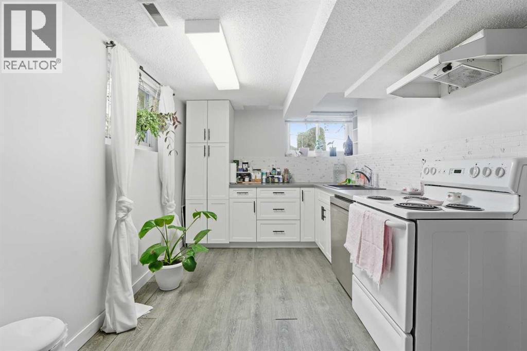 3003 25 Street Sw, Calgary, AB - Indoor Photo Showing Kitchen