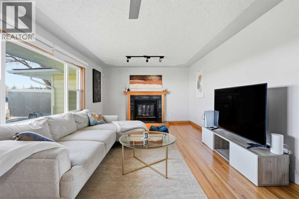 3003 25 Street Sw, Calgary, AB - Indoor Photo Showing Living Room With Fireplace