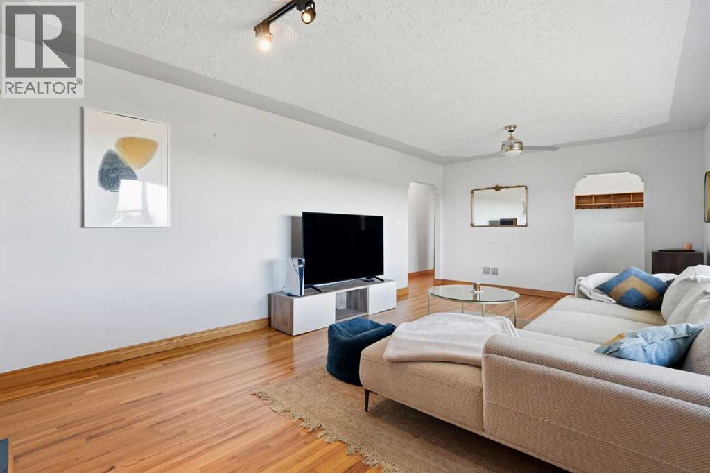 3003 25 Street Sw, Calgary, AB - Indoor Photo Showing Living Room