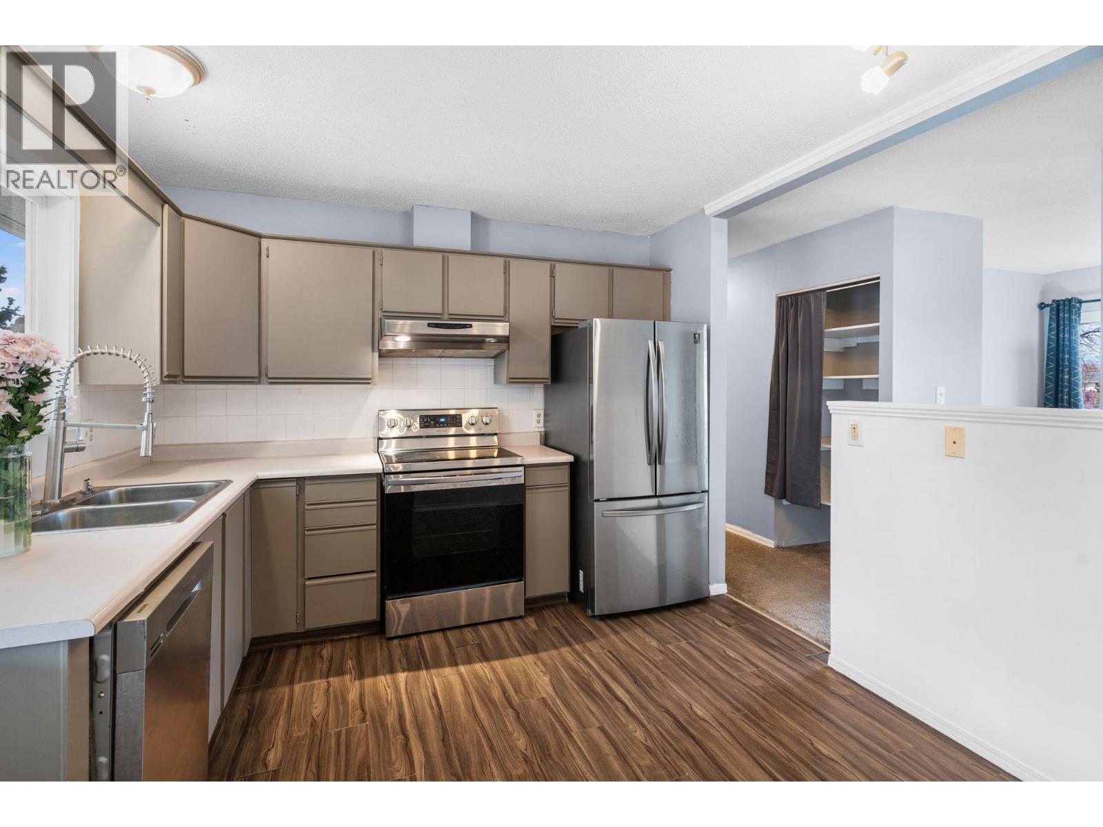 2641 Springfield Road, Kelowna, BC - Indoor Photo Showing Kitchen With Double Sink