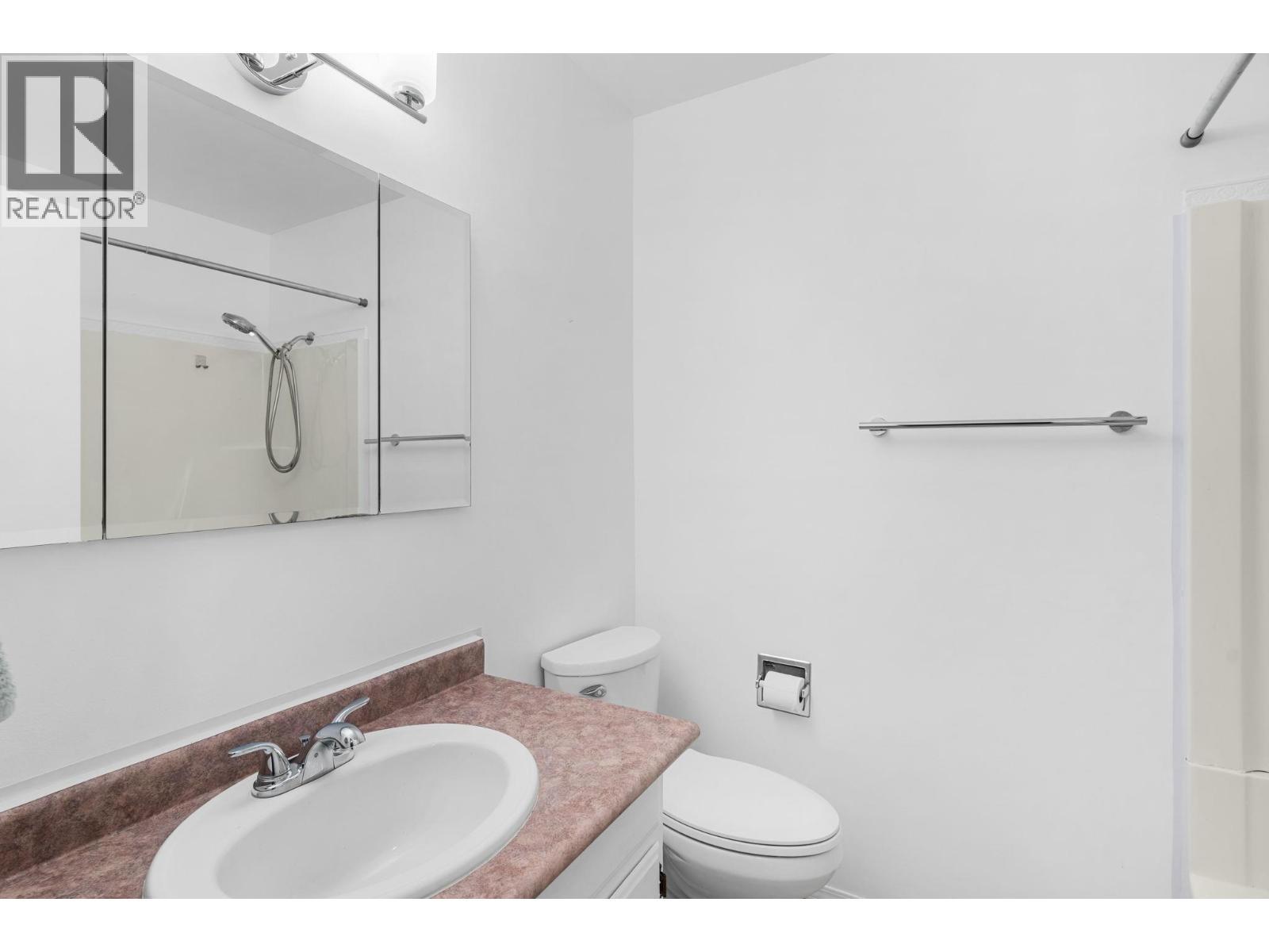 2641 Springfield Road, Kelowna, BC - Indoor Photo Showing Bathroom