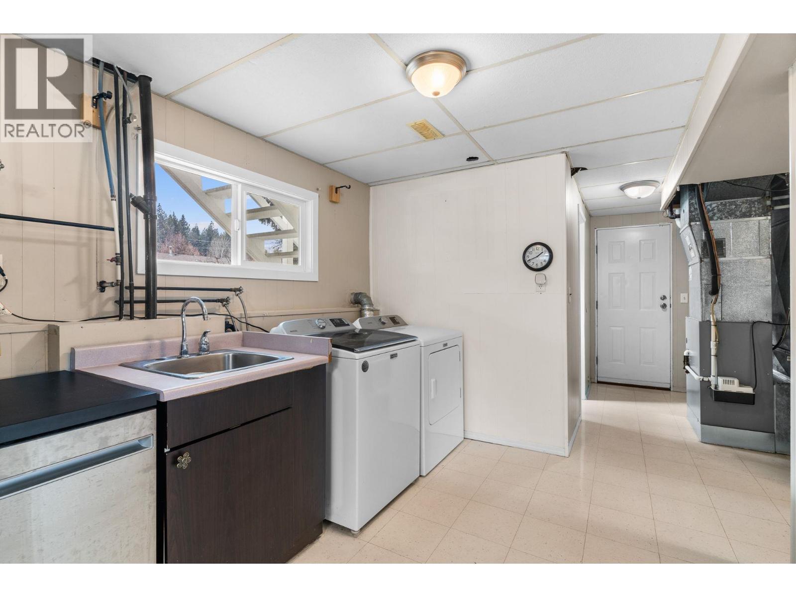 2641 Springfield Road, Kelowna, BC - Indoor