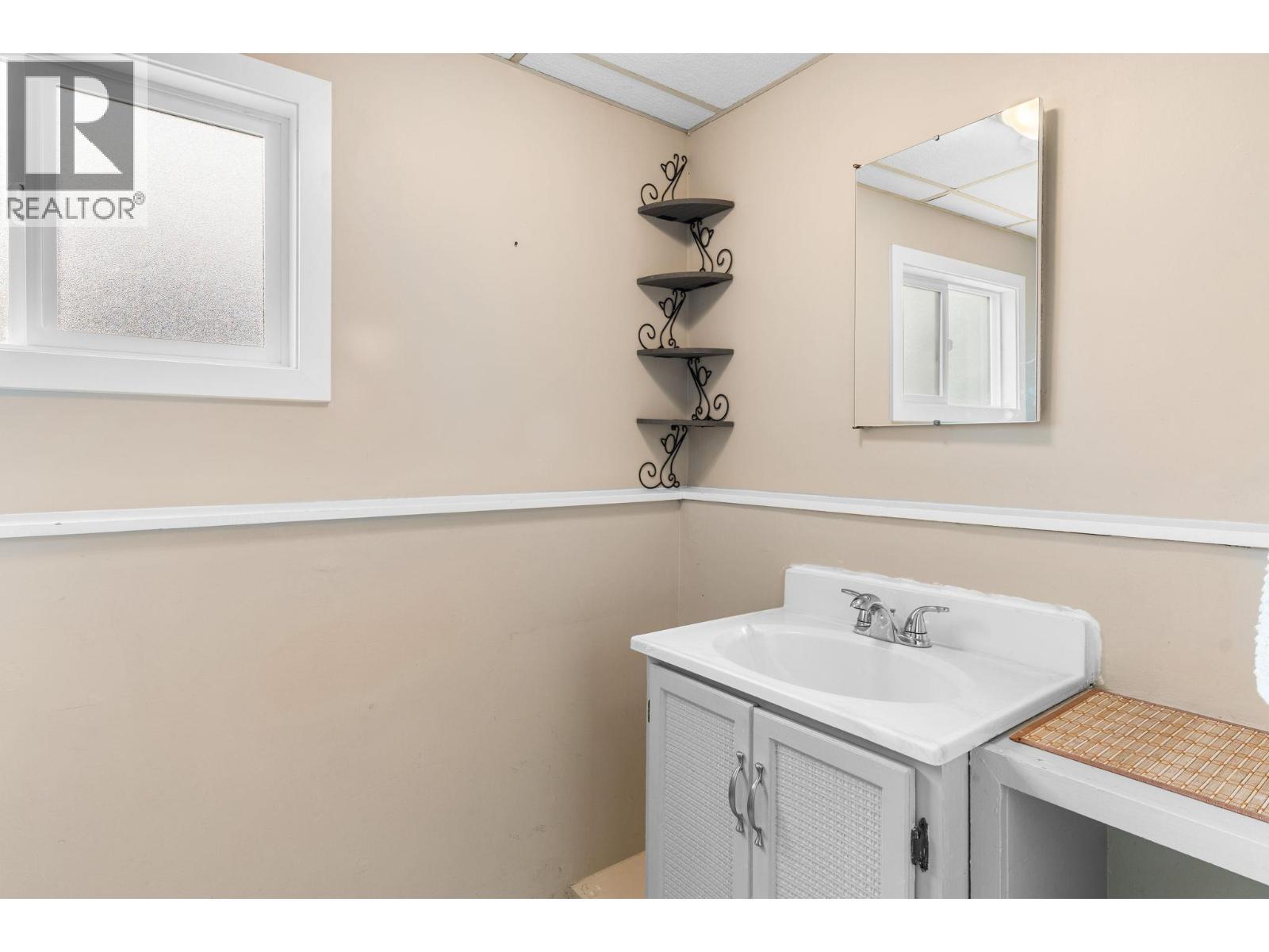 2641 Springfield Road, Kelowna, BC - Indoor Photo Showing Other Room