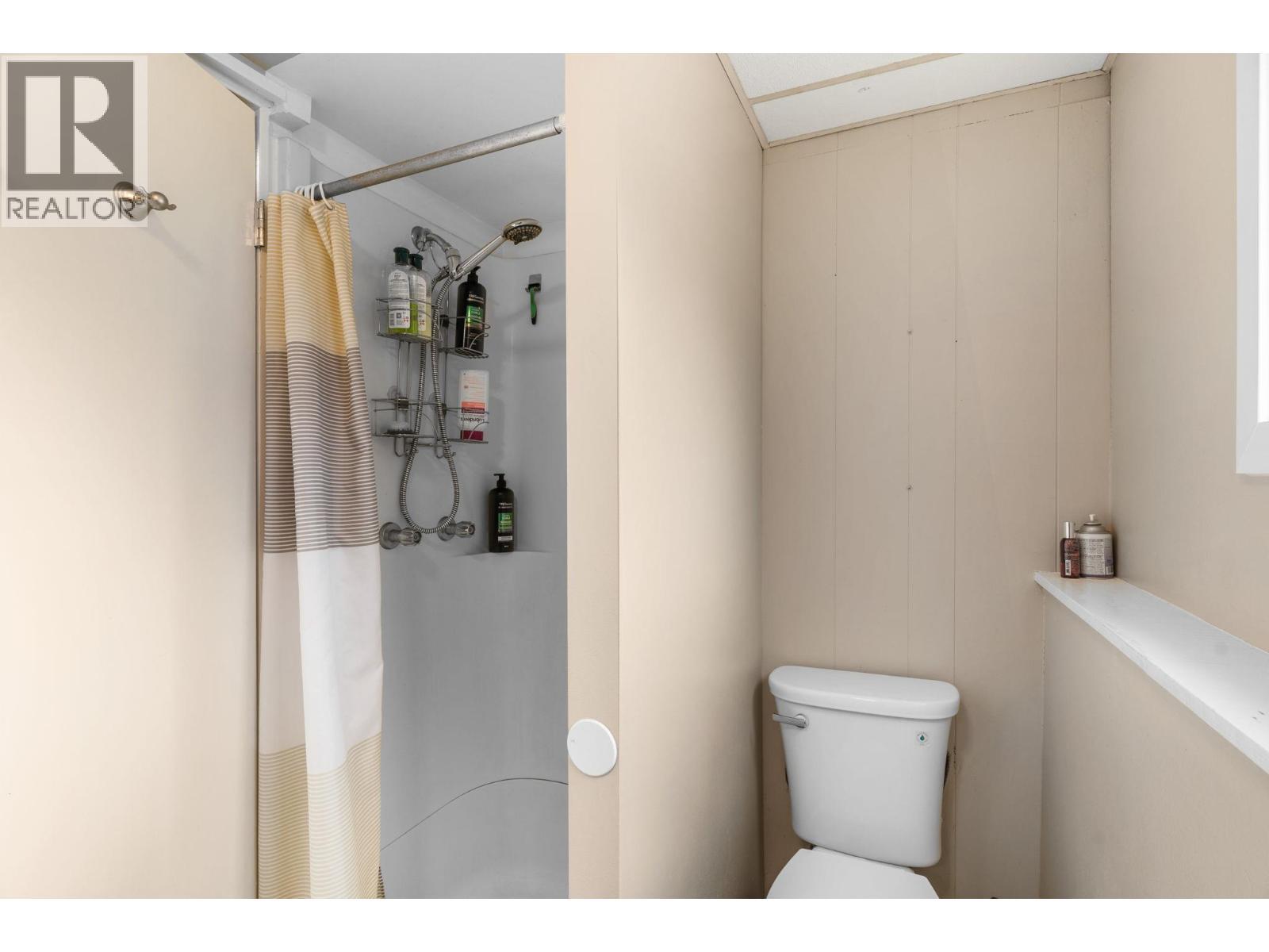 2641 Springfield Road, Kelowna, BC - Indoor Photo Showing Bathroom