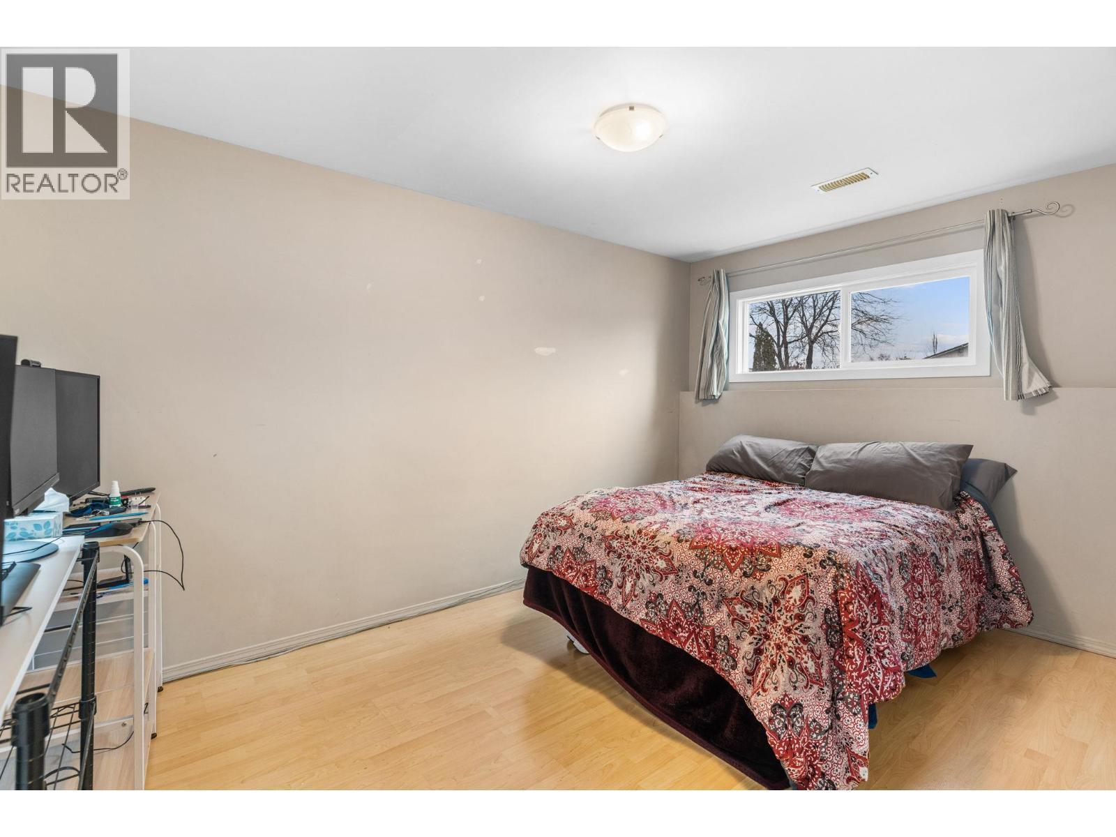 2641 Springfield Road, Kelowna, BC - Indoor Photo Showing Bedroom