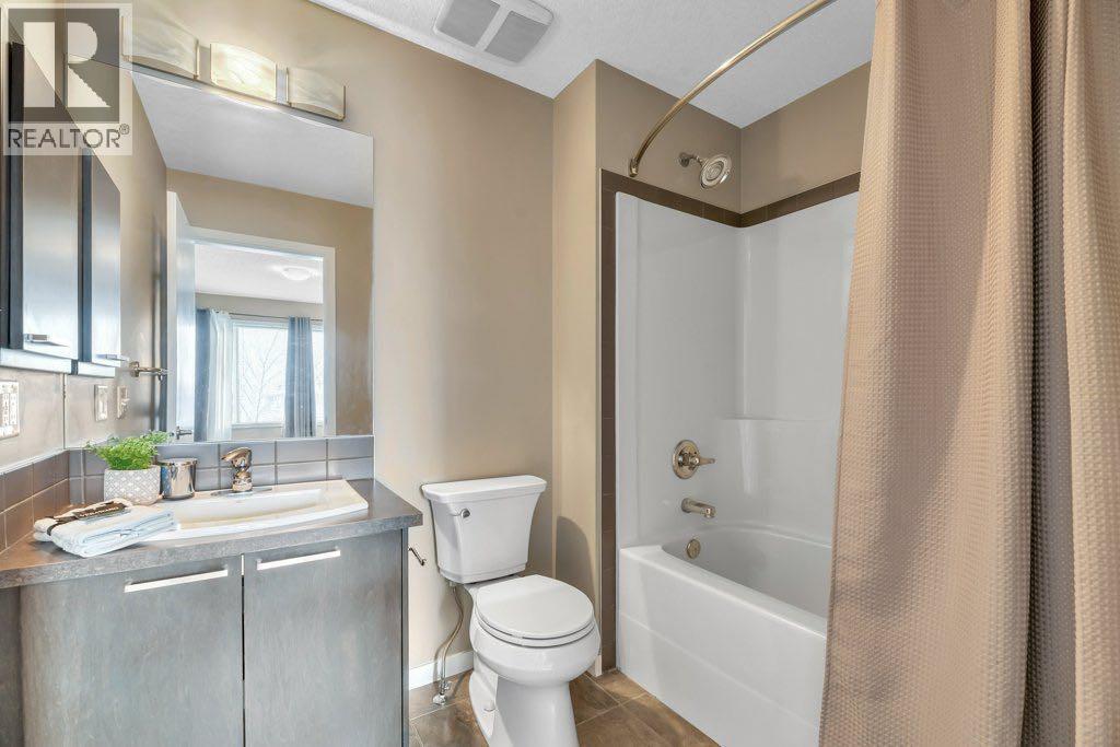 15 Copperpond Close Se, Calgary, AB - Indoor Photo Showing Bathroom