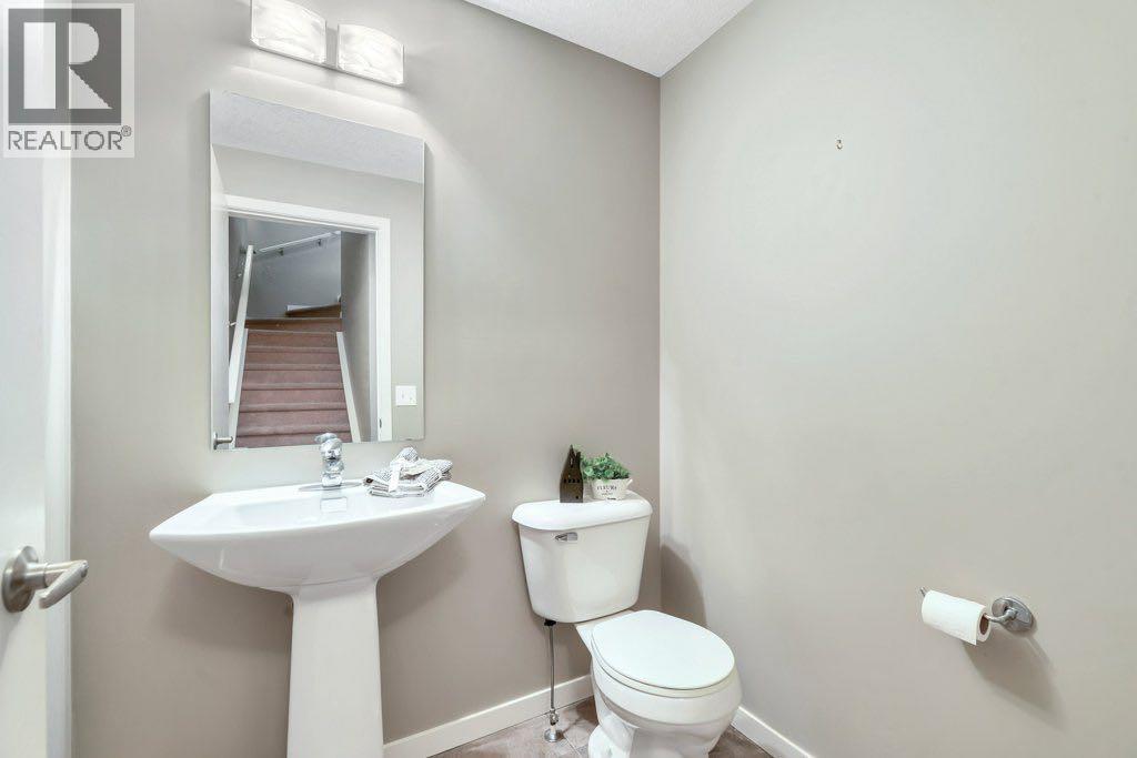15 Copperpond Close Se, Calgary, AB - Indoor Photo Showing Bathroom