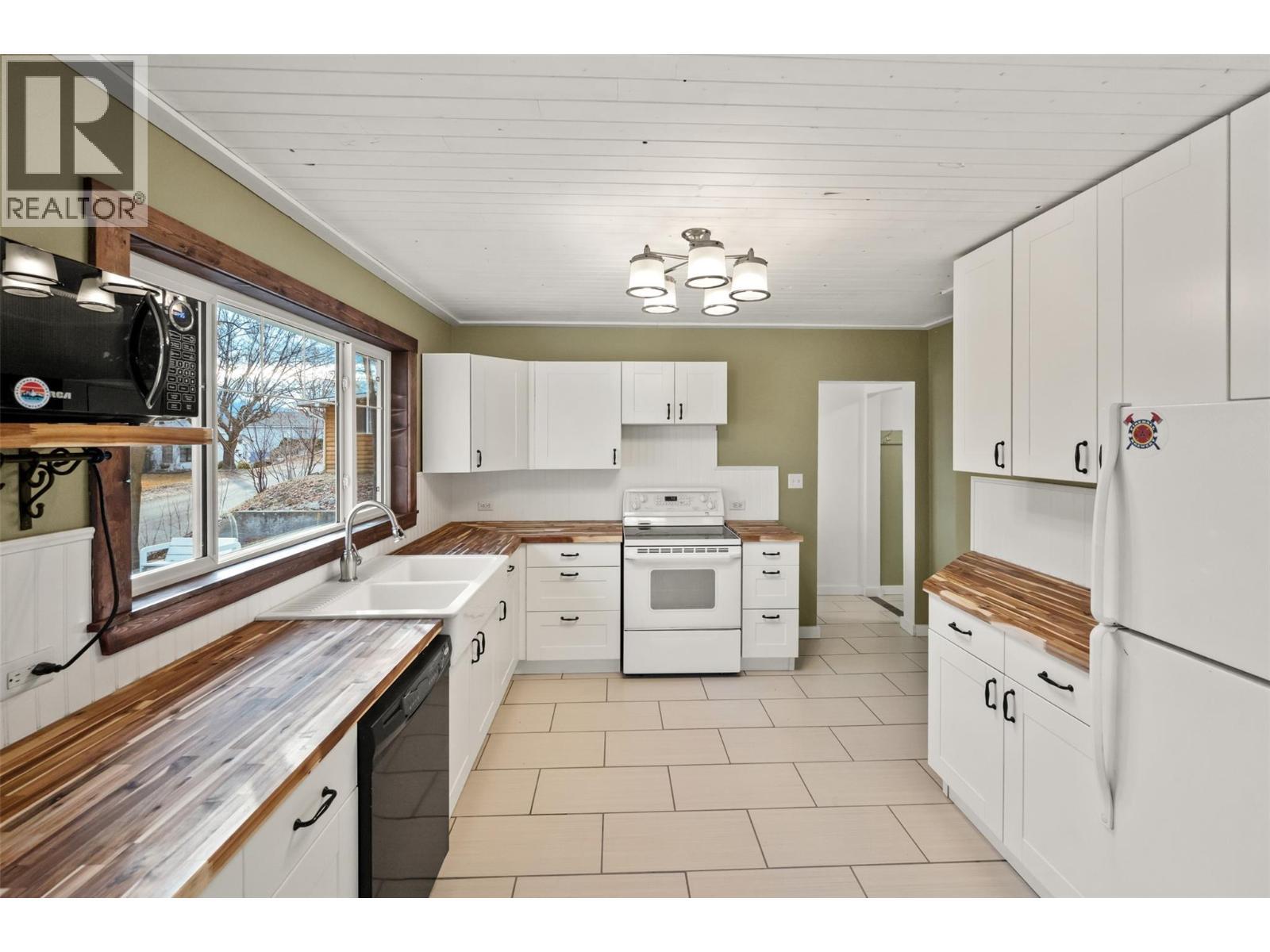 Kitchen - 6470 Hollow Street, Oliver, BC - Indoor Photo Showing Kitchen With Double Sink